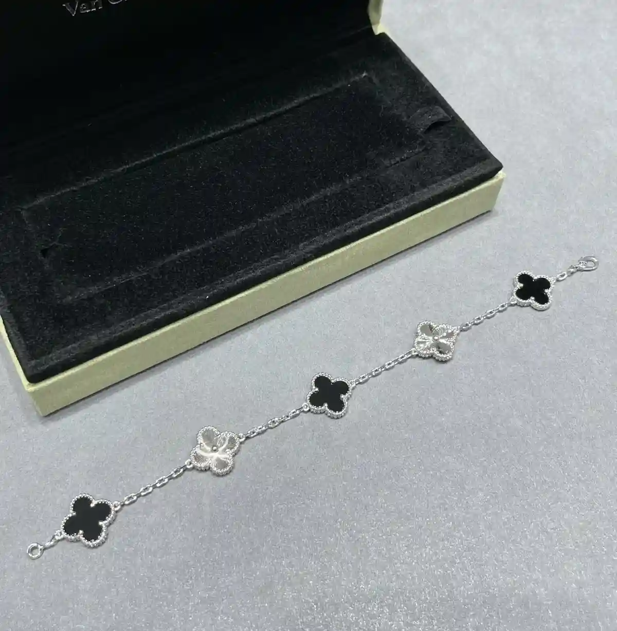 Van Cleef & Arpels 반클리프 아펠 알함브라 5개 모티프 팔찌 (블랙 오닉스) 이미지 2