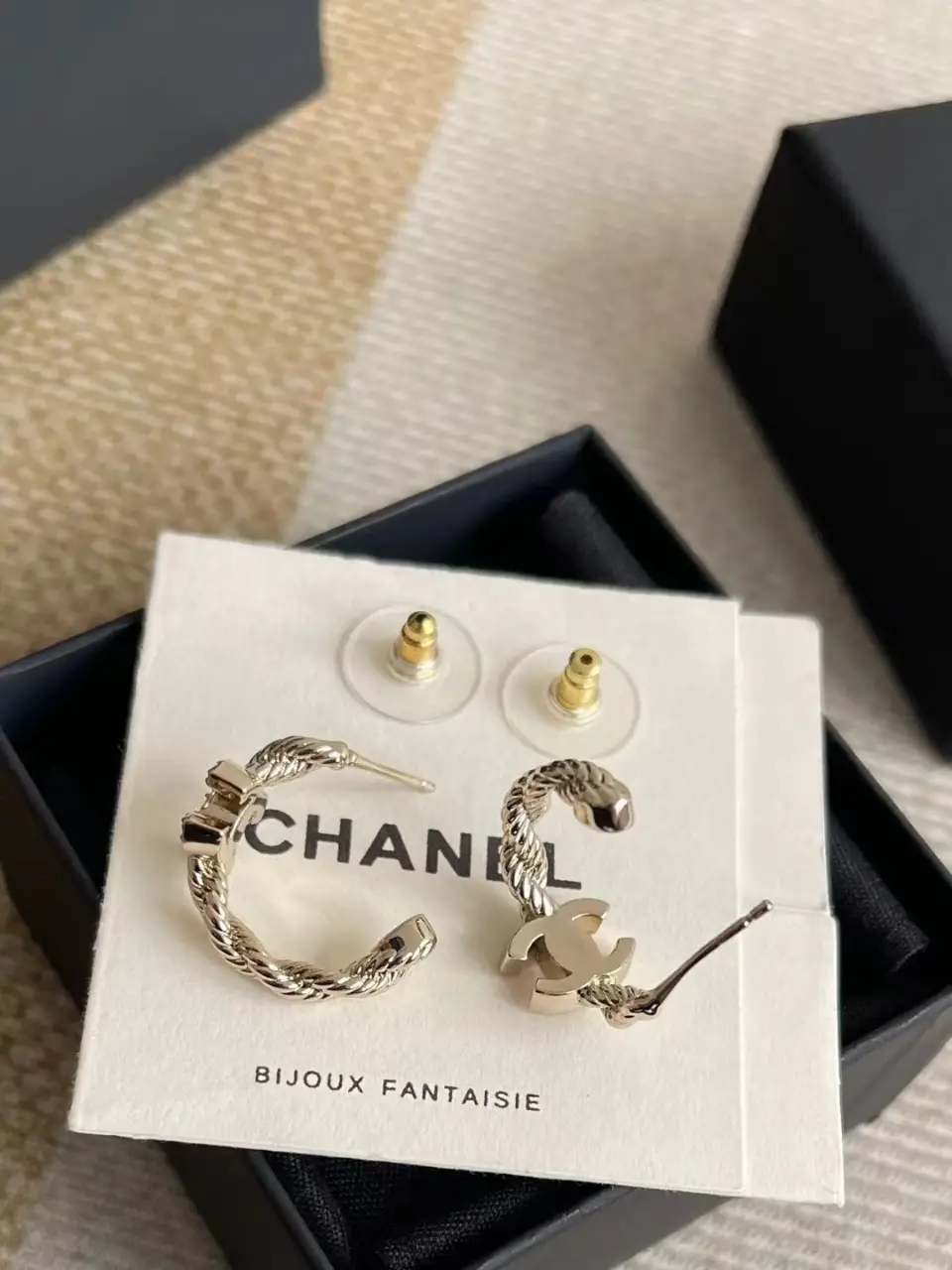 CHANEL 샤넬 트위스티드 메탈 더블 C 스터드 이어링 이미지 3