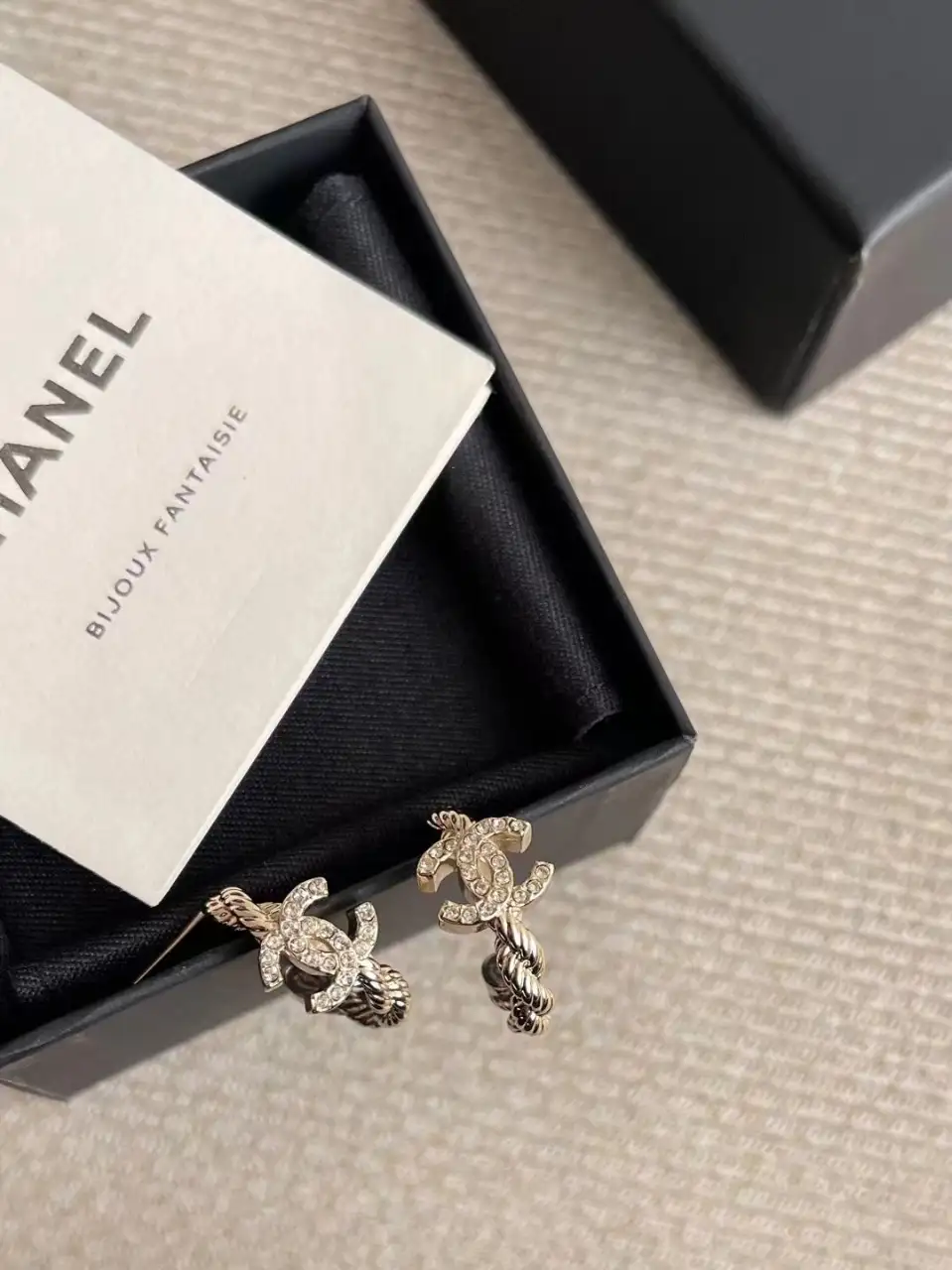 CHANEL 샤넬 트위스티드 메탈 더블 C 스터드 이어링 이미지 2