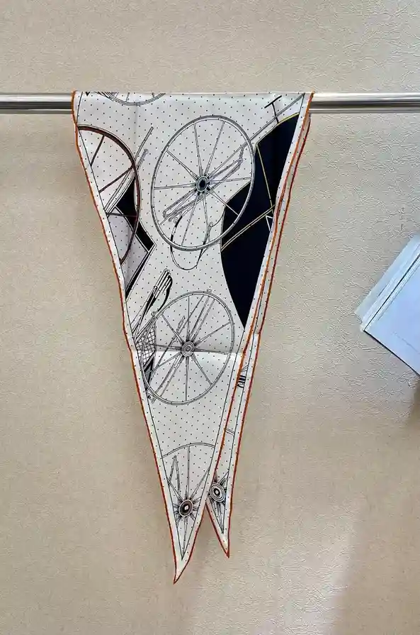 HERMÈS 에르메스 2026 신상 실크 트윌 마름모 롱 스카프 이미지 3