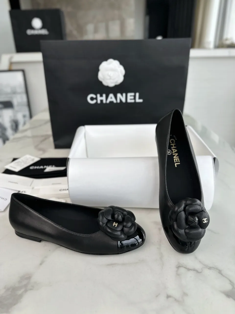 CHANEL 샤넬 까멜리아 발레리나 플랫 페이턴트 슈즈 이미지 2