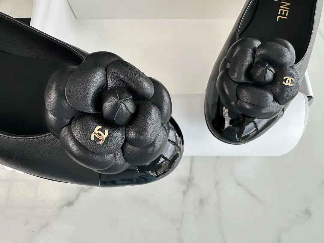 CHANEL 샤넬 까멜리아 발레리나 플랫 페이턴트 슈즈 이미지 3