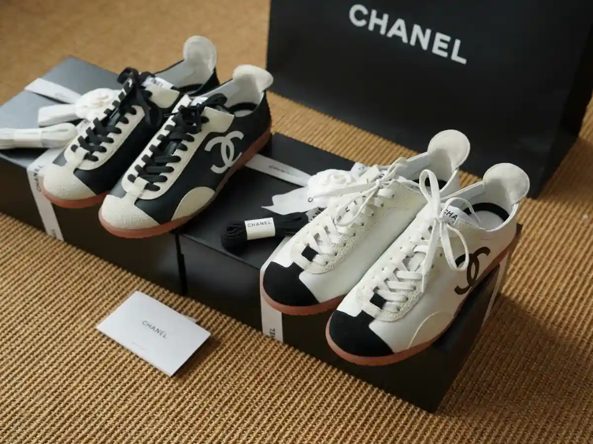 CHANEL 샤넬 스니커즈 카프스킨 & 엠보스드 스웨이드 카프스킨 블랙 화이트 스니커즈 이미지 2
