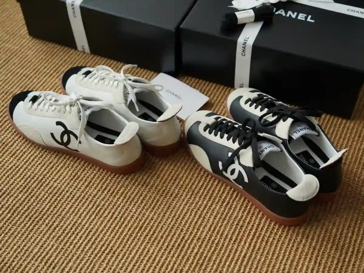CHANEL 샤넬 스니커즈 카프스킨 & 엠보스드 스웨이드 카프스킨 블랙 화이트 스니커즈 이미지 3