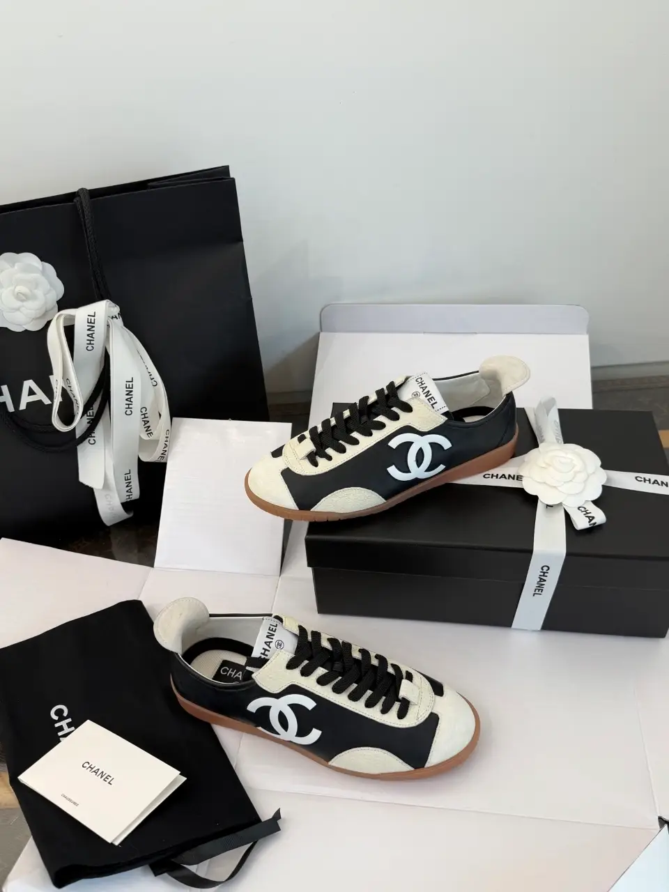 CHANEL 샤넬 스니커즈 카프스킨 & 엠보스드 스웨이드 카프스킨 블랙 화이트 스니커즈 이미지 4