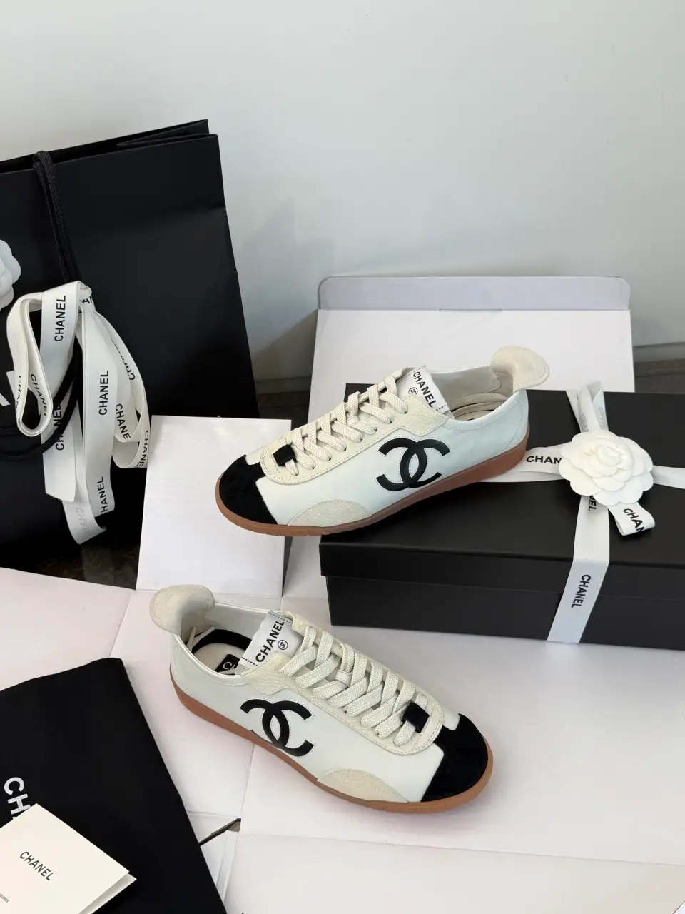 CHANEL 샤넬 스니커즈 카프스킨 & 엠보스드 스웨이드 카프스킨 블랙 화이트 스니커즈 이미지 5