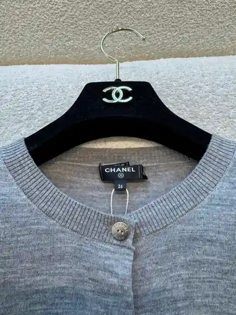 CHANEL 샤넬 26P 레드 CC 자수 그레이 니트 가디건 이미지 2
