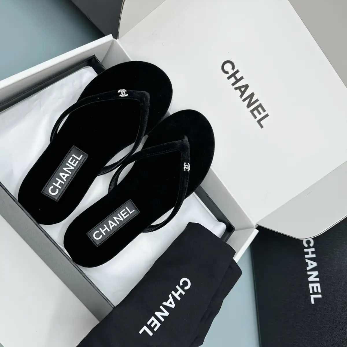 CHANEL 샤넬 CC 로고 크리스탈 벨벳 슬리퍼_쪼리 이미지 3