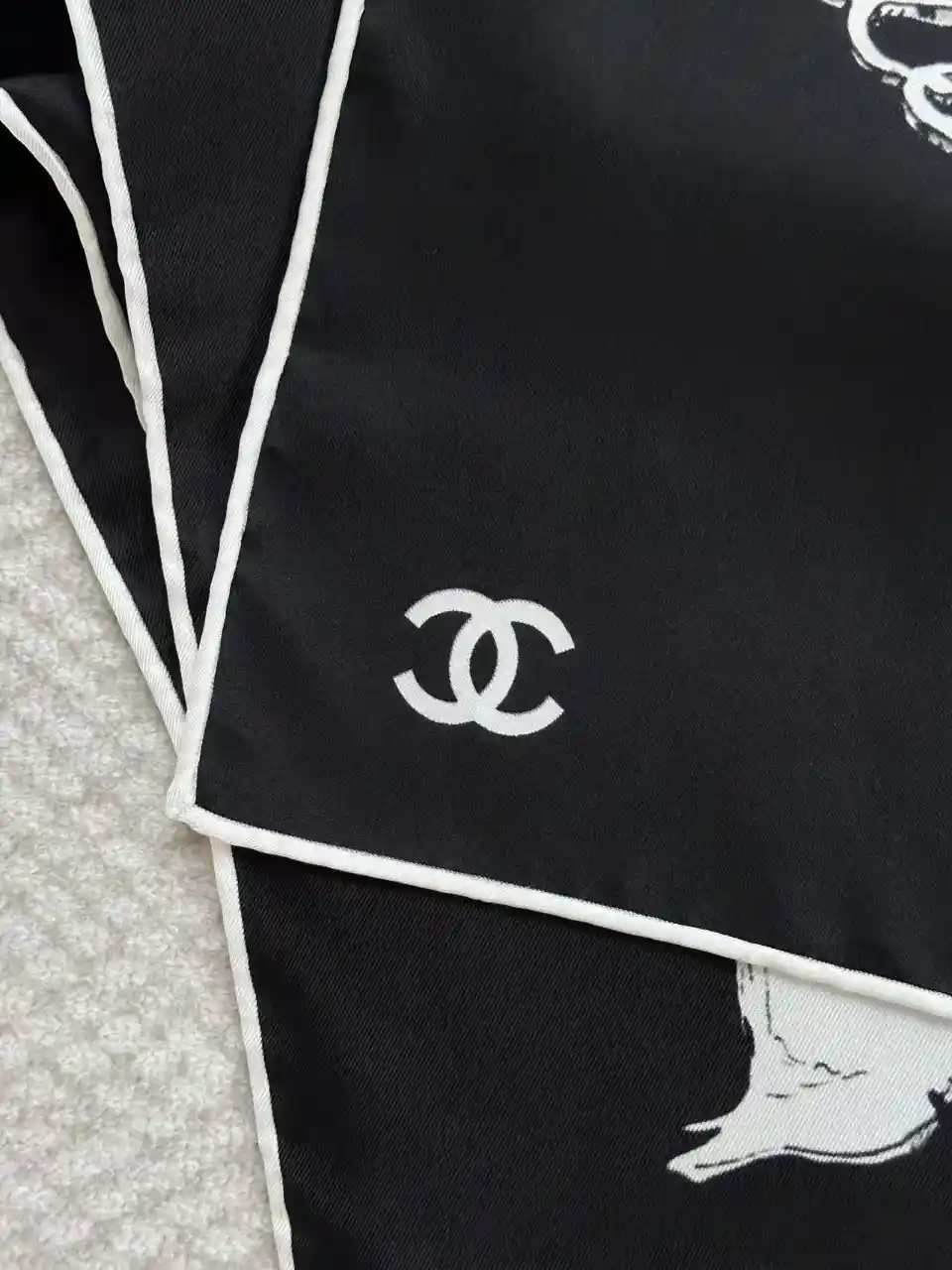 CHANEL 샤넬 일러스트 실크 스카프 이미지 3