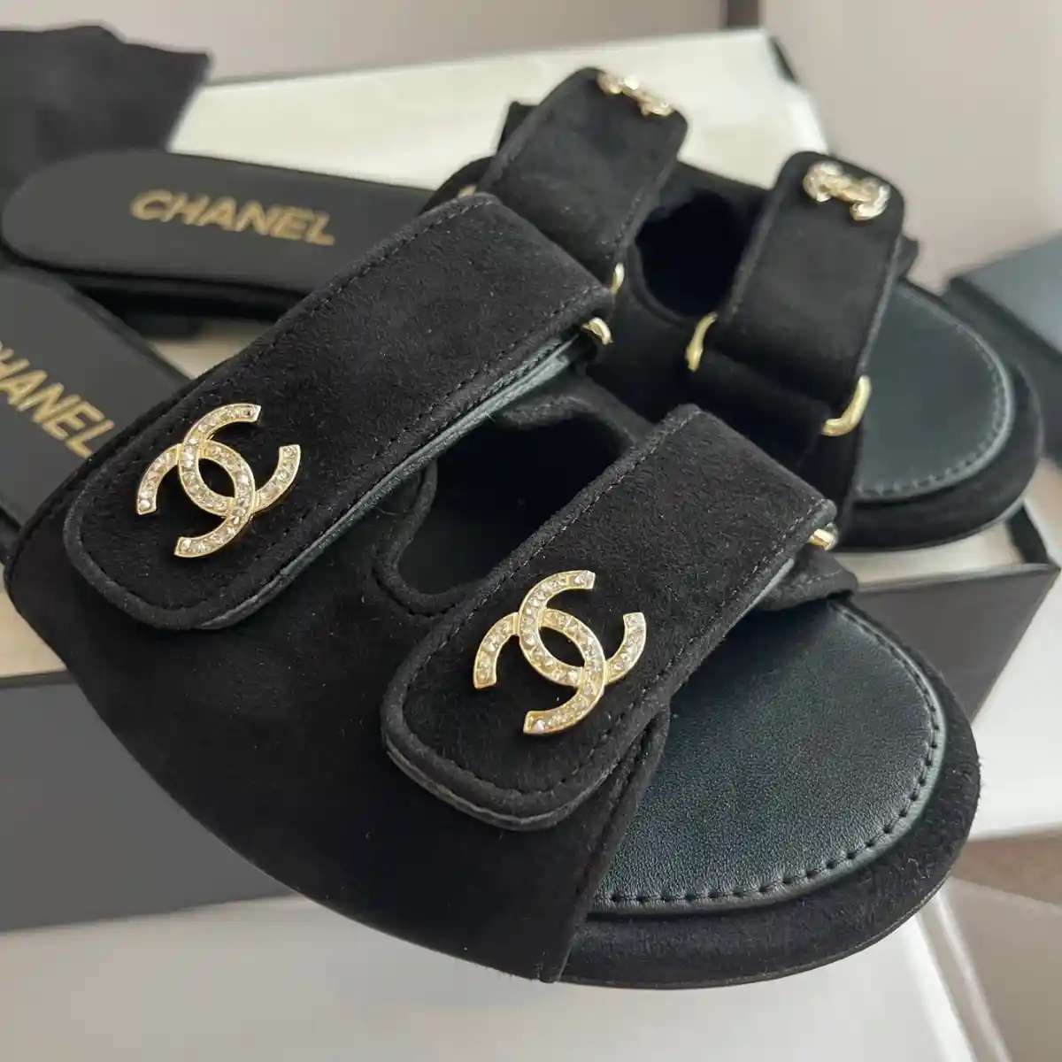 CHANEL 샤넬 26P CC 로고 슬라이드 샌들 이미지 4