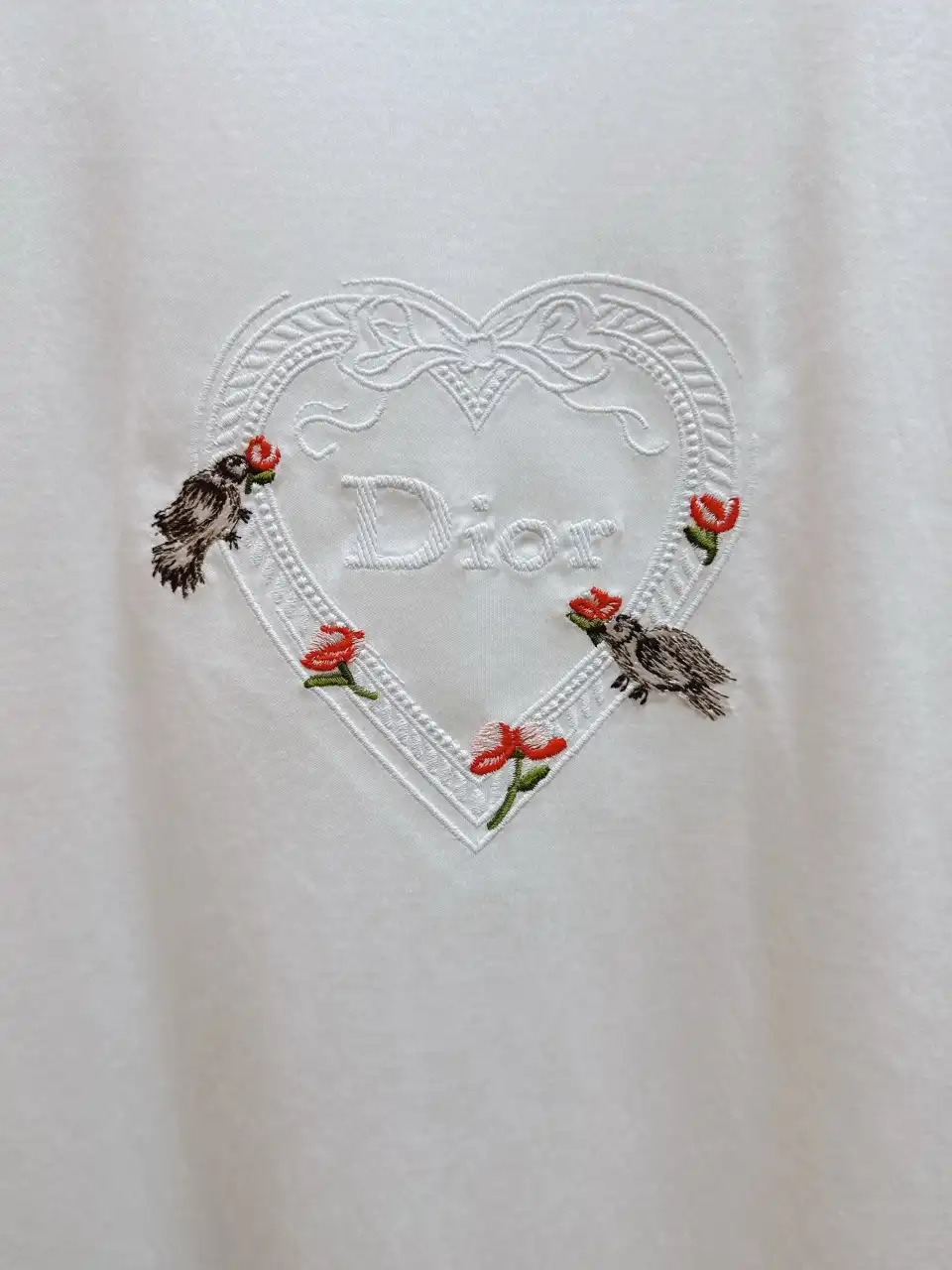 DIOR 디올 디올아무르 피티드 티셔츠_화이트 코튼 저지, 멀티 컬러 도브 & 로즈 모티브 이미지 3