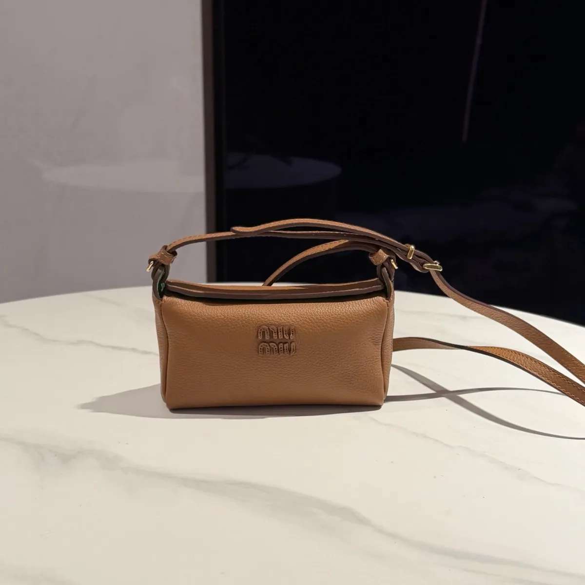 미우미우 레더 파우치