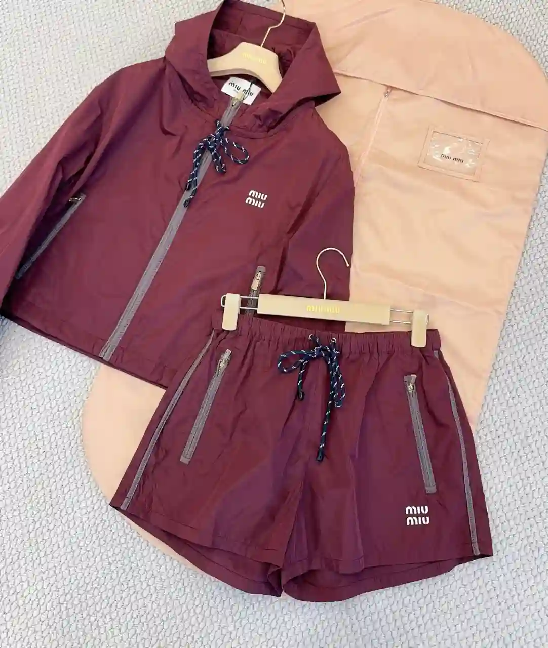 MIU MIU 미우미우 테크니컬 소재 블루종 재킷_아마란스 레드 이미지 3
