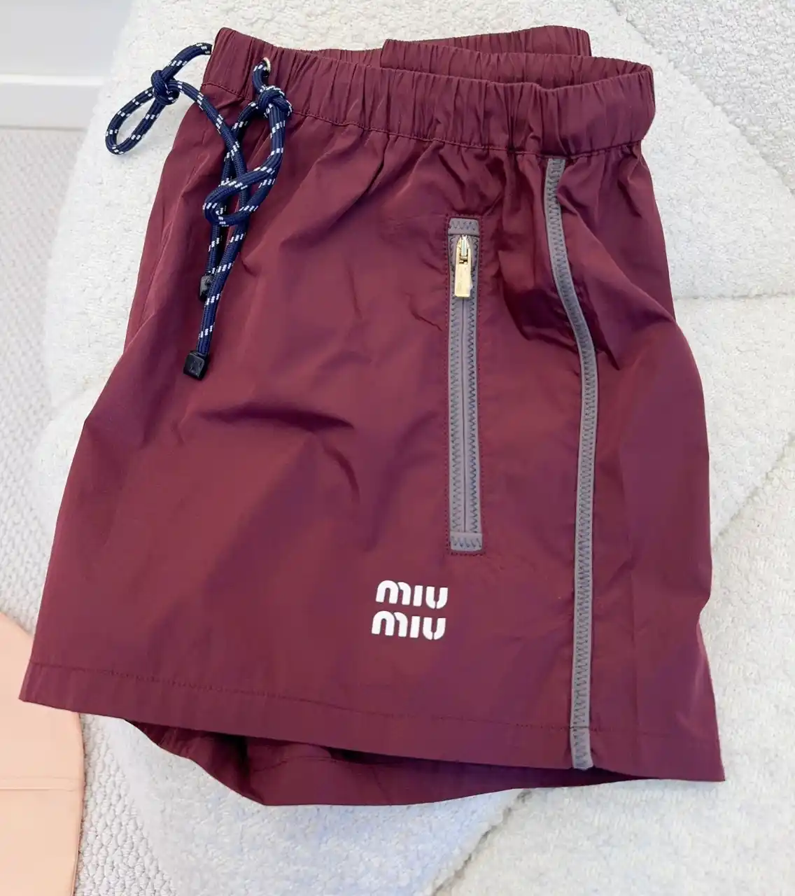MIU MIU 미우미우 테크니컬 소재 쇼츠_아마란스 레드 이미지 2