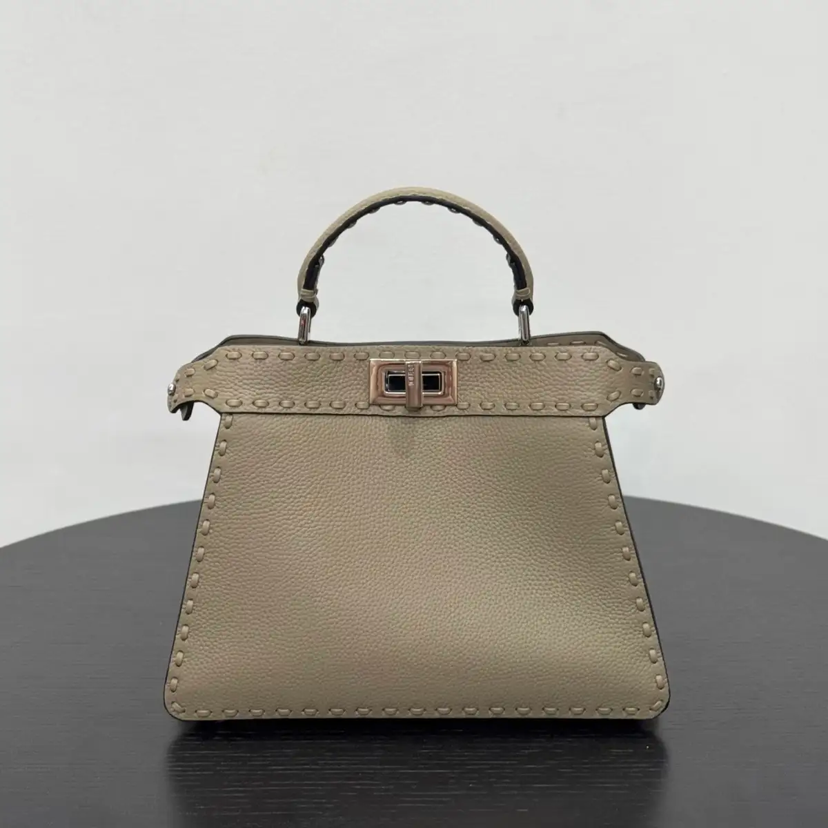 FENDI 펜디 아이코닉 피카부 아이시유 백- 27 x 21 x 11 cm 이미지 2