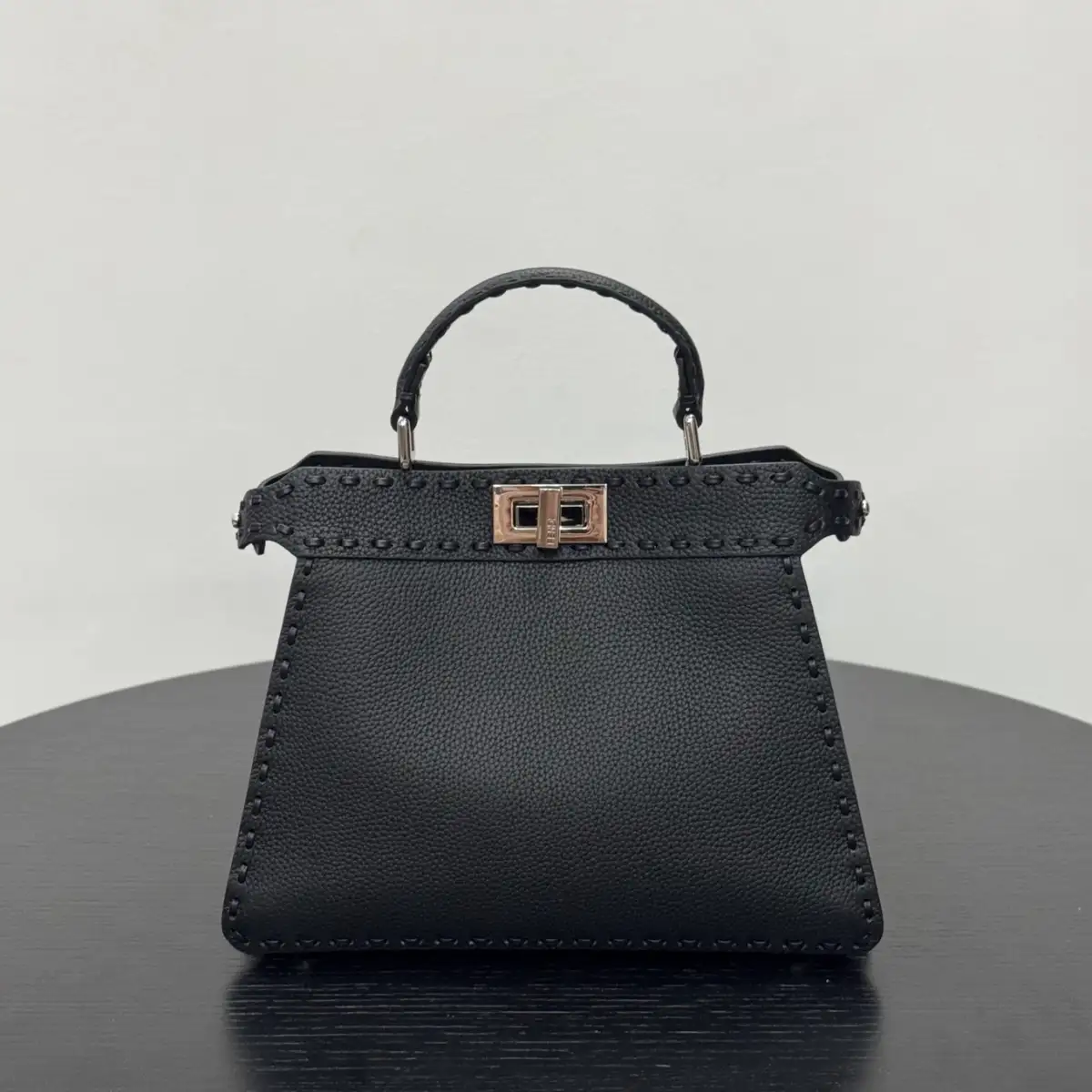 FENDI 펜디 아이코닉 피카부 아이시유 백- 27 x 21 x 11 cm 이미지 4