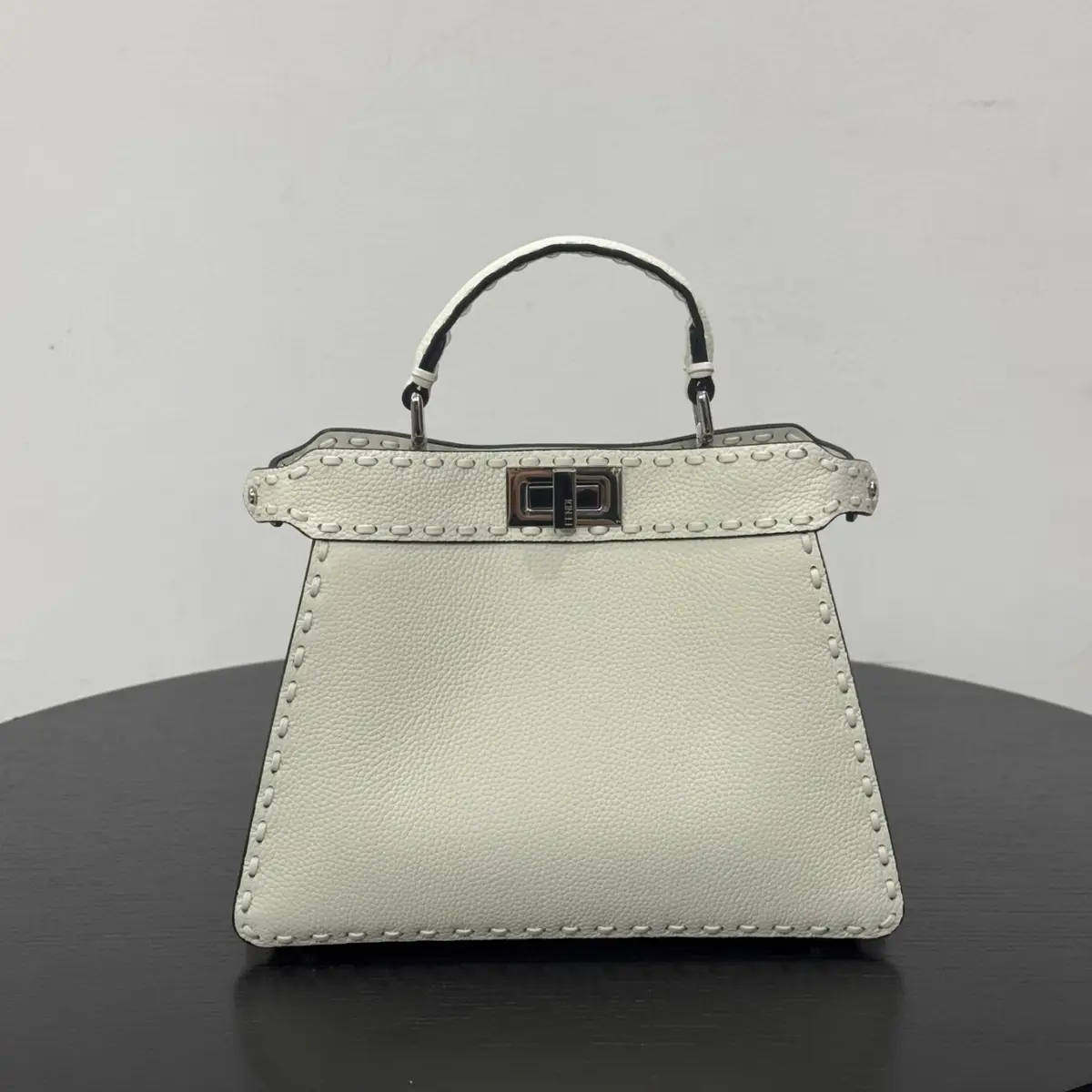 FENDI 펜디 아이코닉 피카부 아이시유 백- 27 x 21 x 11 cm 이미지 5