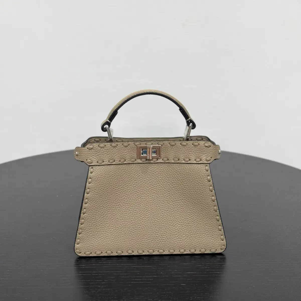 FENDI 펜디 아이코닉 피카부 아이시유 백- 20x15.5x11cm 이미지 3