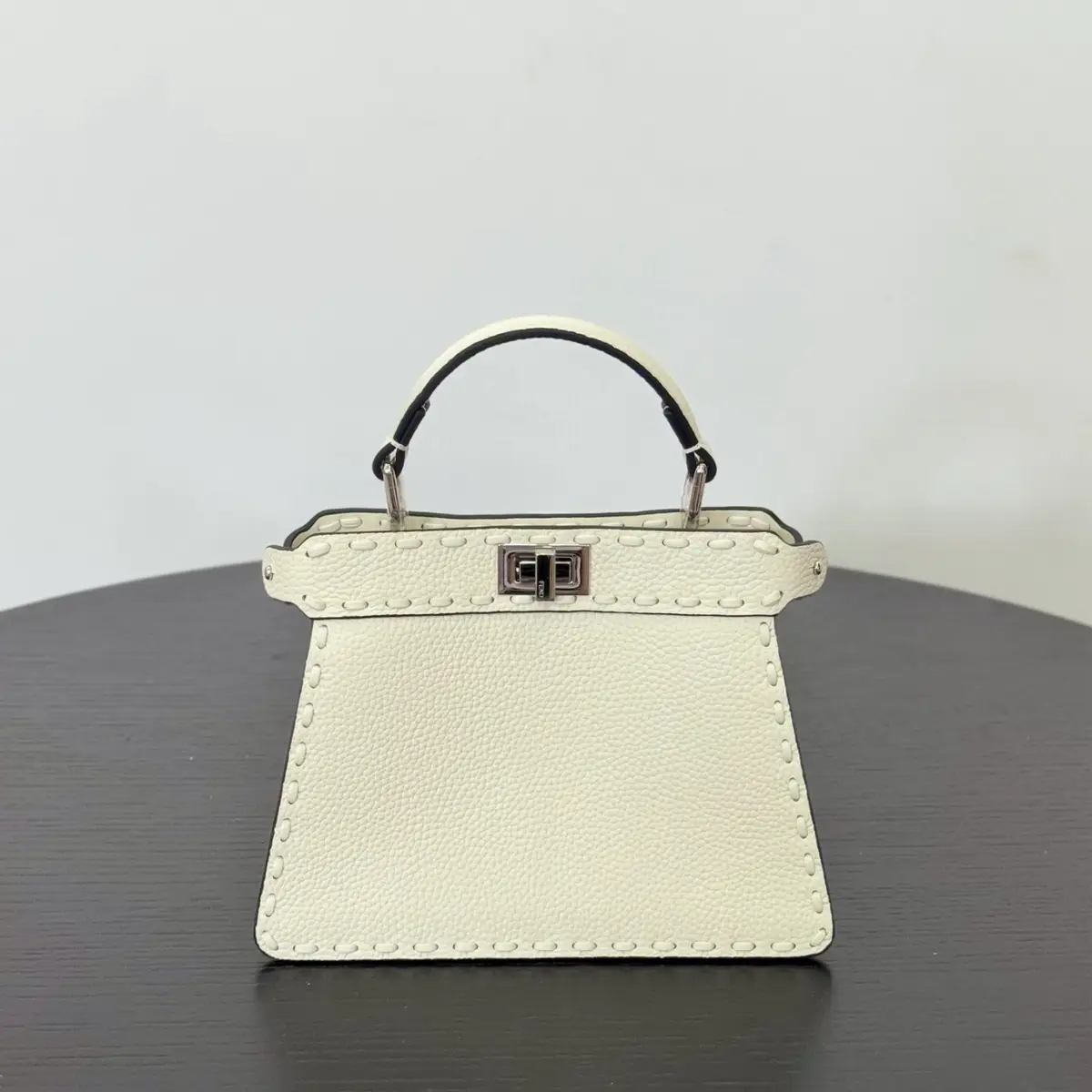 FENDI 펜디 아이코닉 피카부 아이시유 백- 20x15.5x11cm 이미지 5