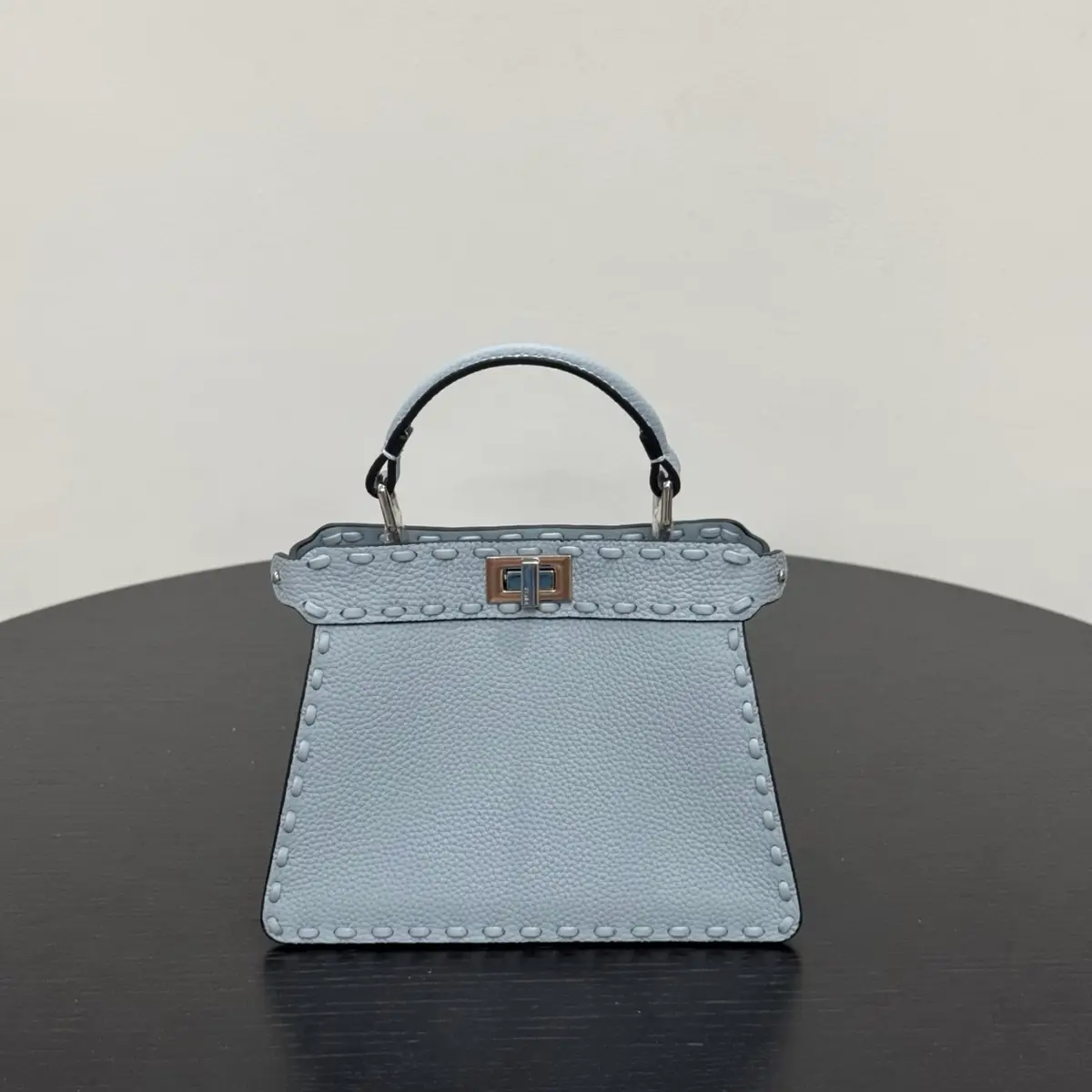 FENDI 펜디 아이코닉 피카부 아이시유 백- 20x15.5x11cm 이미지 4