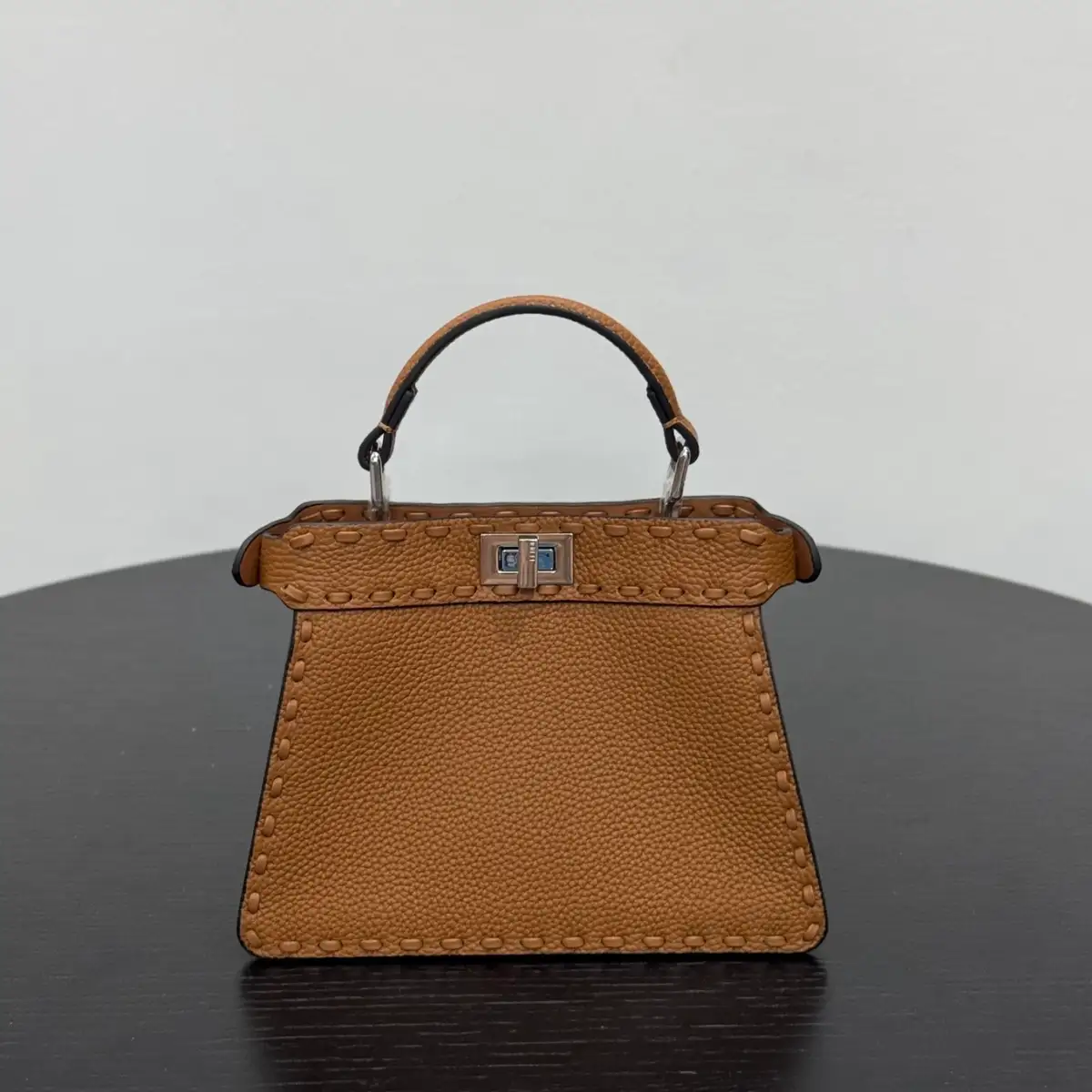 FENDI 펜디 아이코닉 피카부 아이시유 백- 20x15.5x11cm 이미지 2