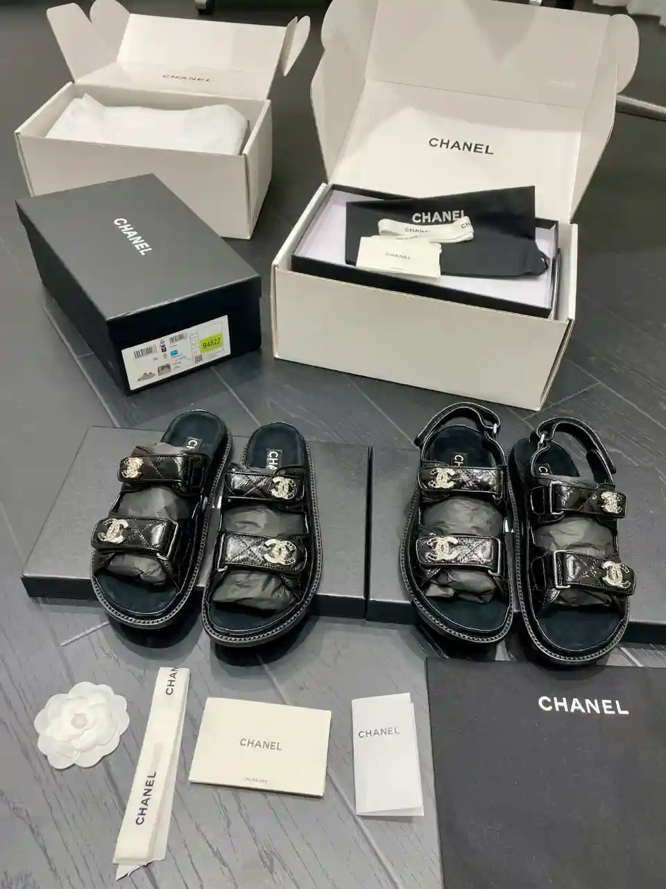 CHANEL 샤넬 그레인드 카프스킨 벨크로 CC 로고 샌들 & 뮬 이미지 1