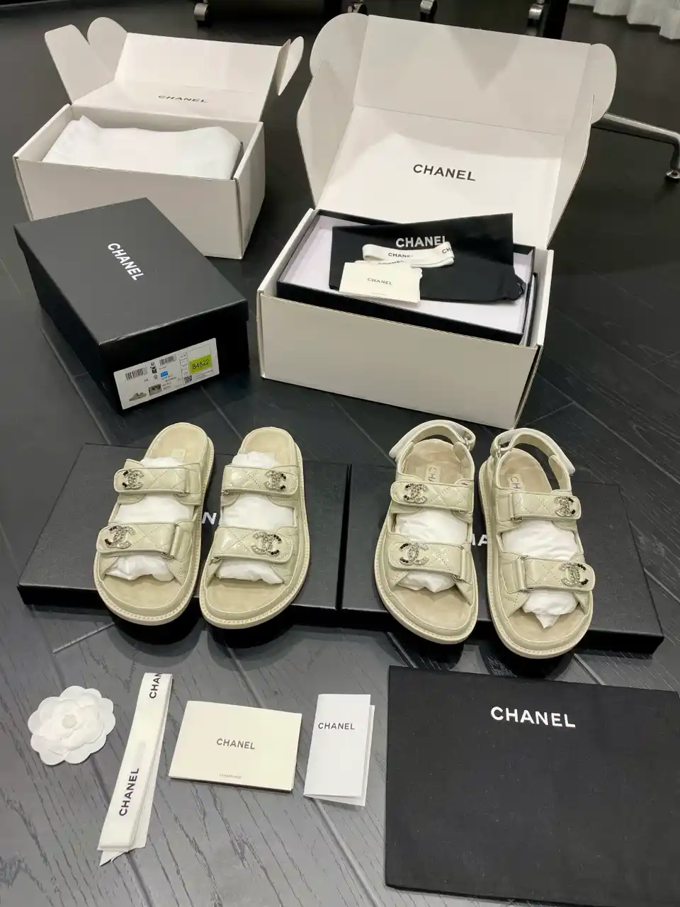 CHANEL 샤넬 그레인드 카프스킨 벨크로 CC 로고 샌들 & 뮬 이미지 2