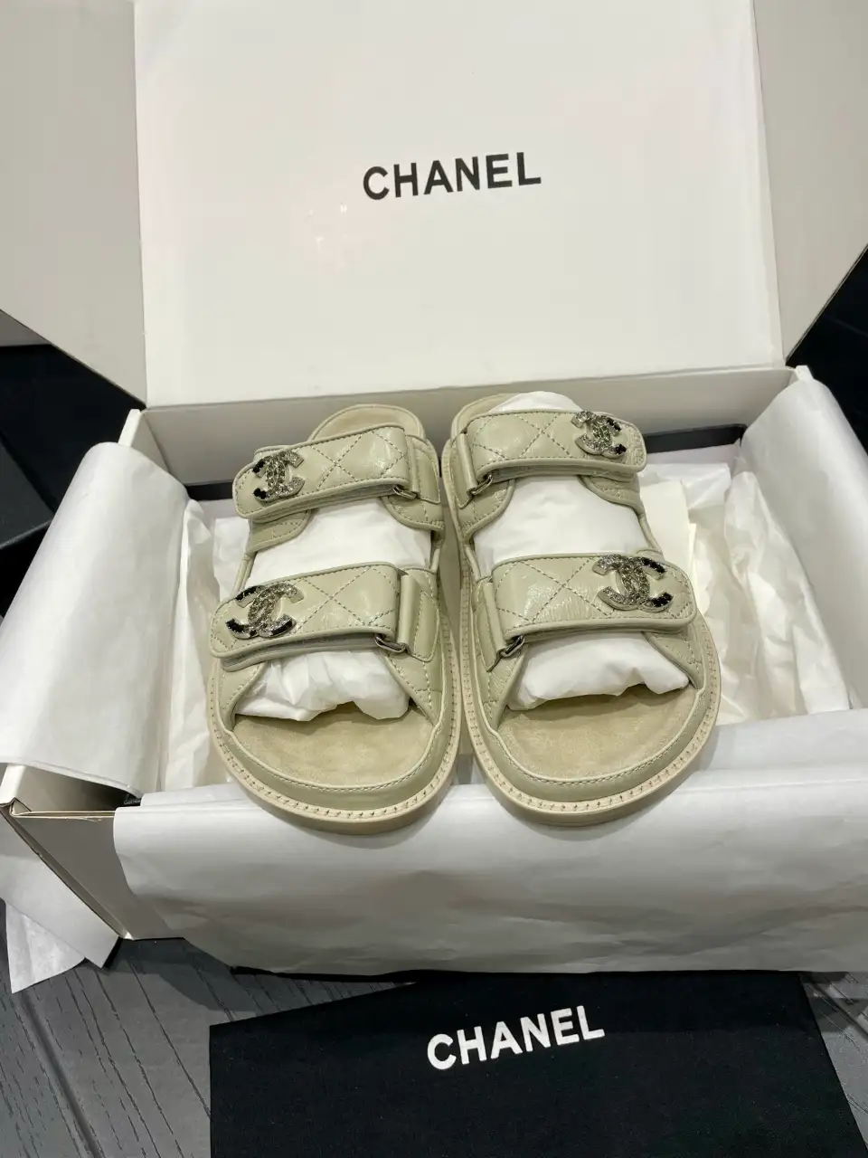 CHANEL 샤넬 그레인드 카프스킨 벨크로 CC 로고 샌들 & 뮬 이미지 6