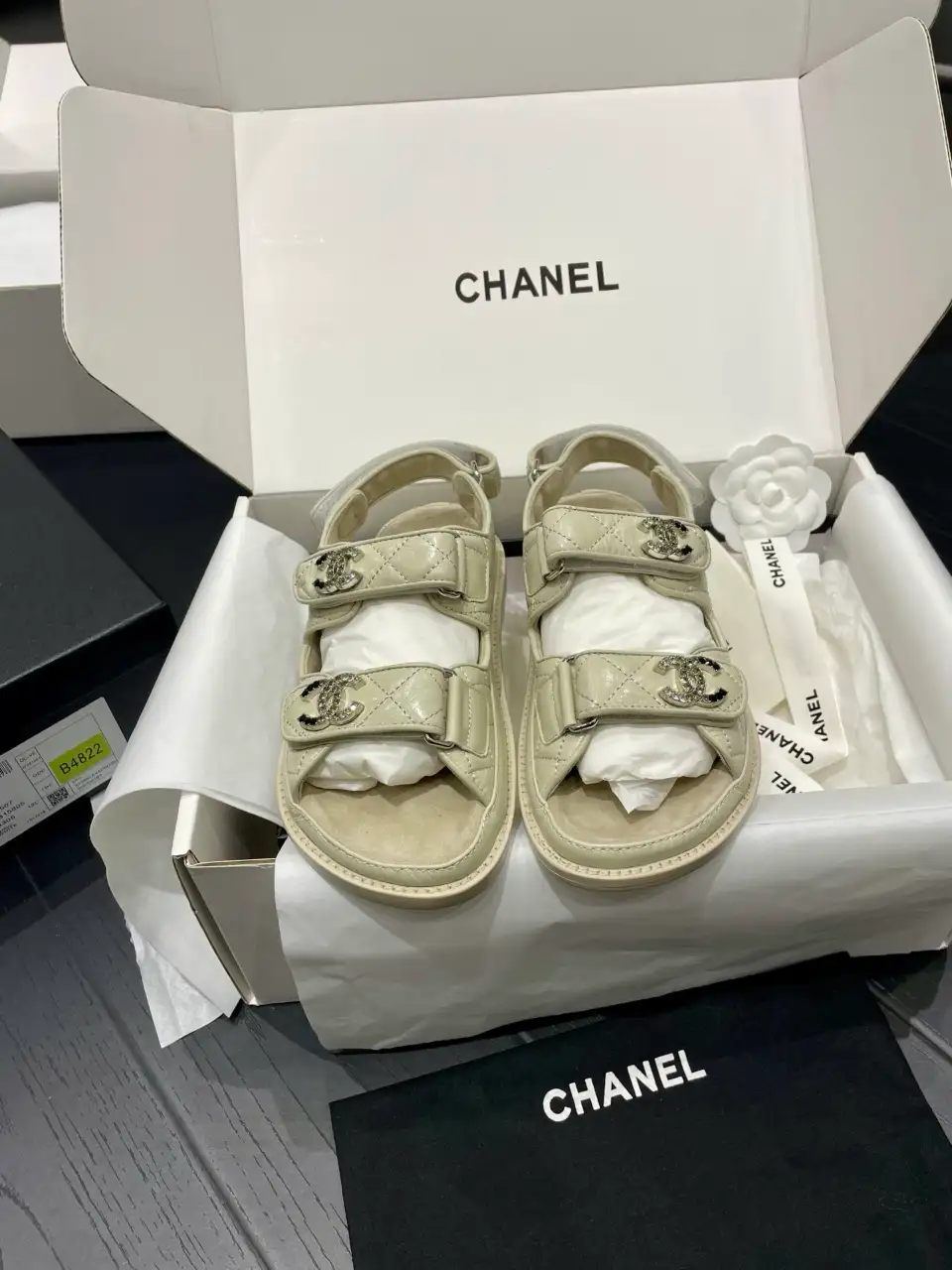 CHANEL 샤넬 그레인드 카프스킨 벨크로 CC 로고 샌들 & 뮬 이미지 4
