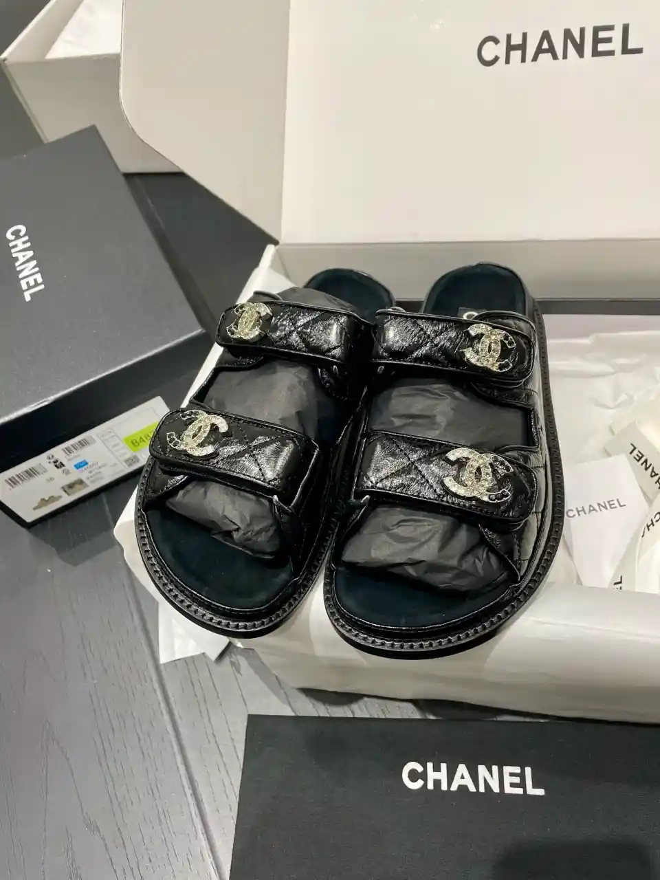 CHANEL 샤넬 그레인드 카프스킨 벨크로 CC 로고 샌들 & 뮬 이미지 5