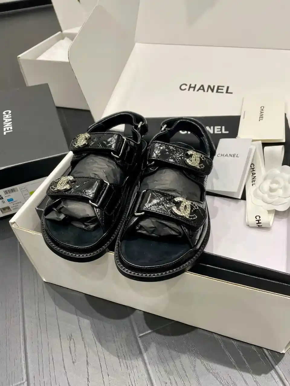 CHANEL 샤넬 그레인드 카프스킨 벨크로 CC 로고 샌들 & 뮬 이미지 3