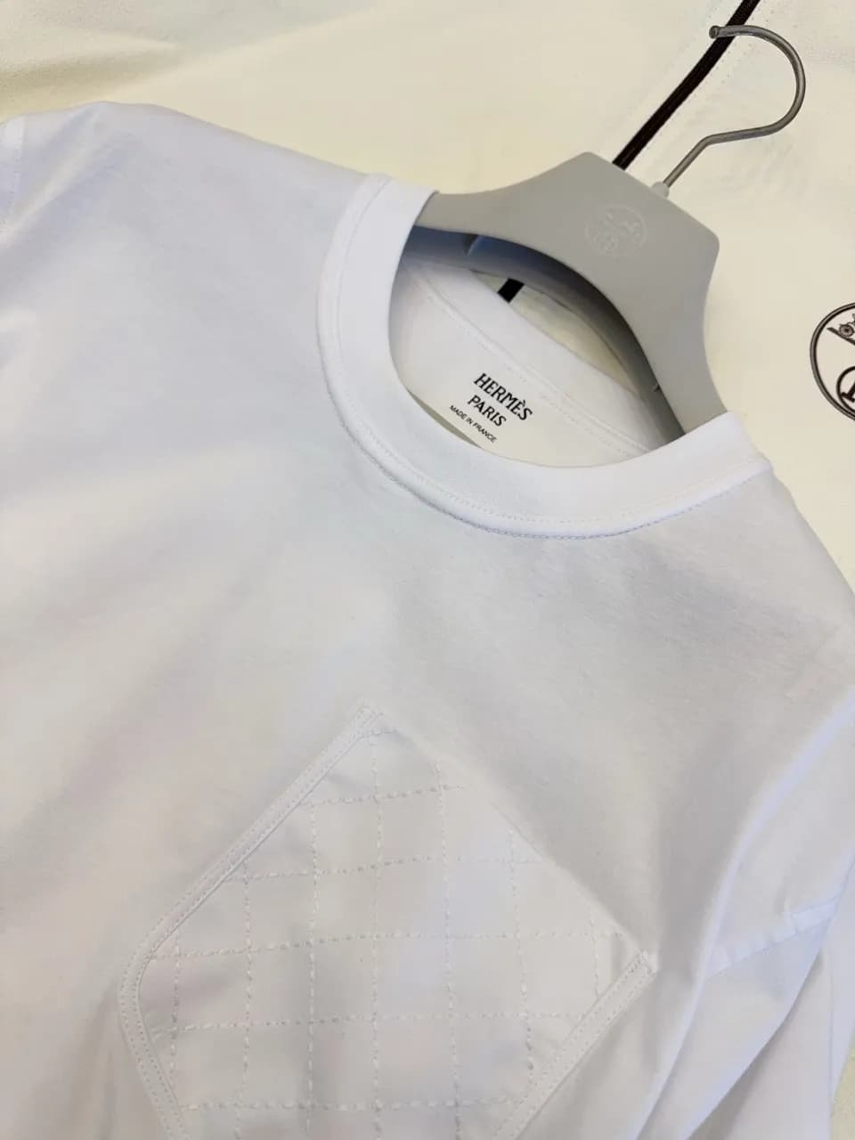 HERMÈS 에르메스 화이트 컬러 자수 포켓 반팔 티셔츠 이미지 2
