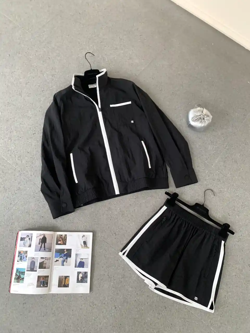 CHANEL 샤넬 26SS 블랙 & 화이트 하이넥 집업 자켓 & 숏팬츠 투피스 세트 이미지 2