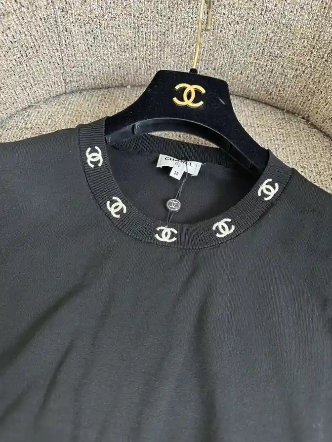 CHANEL 샤넬 26SS 배색 스트라이프 칼라 CC 니트 나시 탑 (블랙) 이미지 3