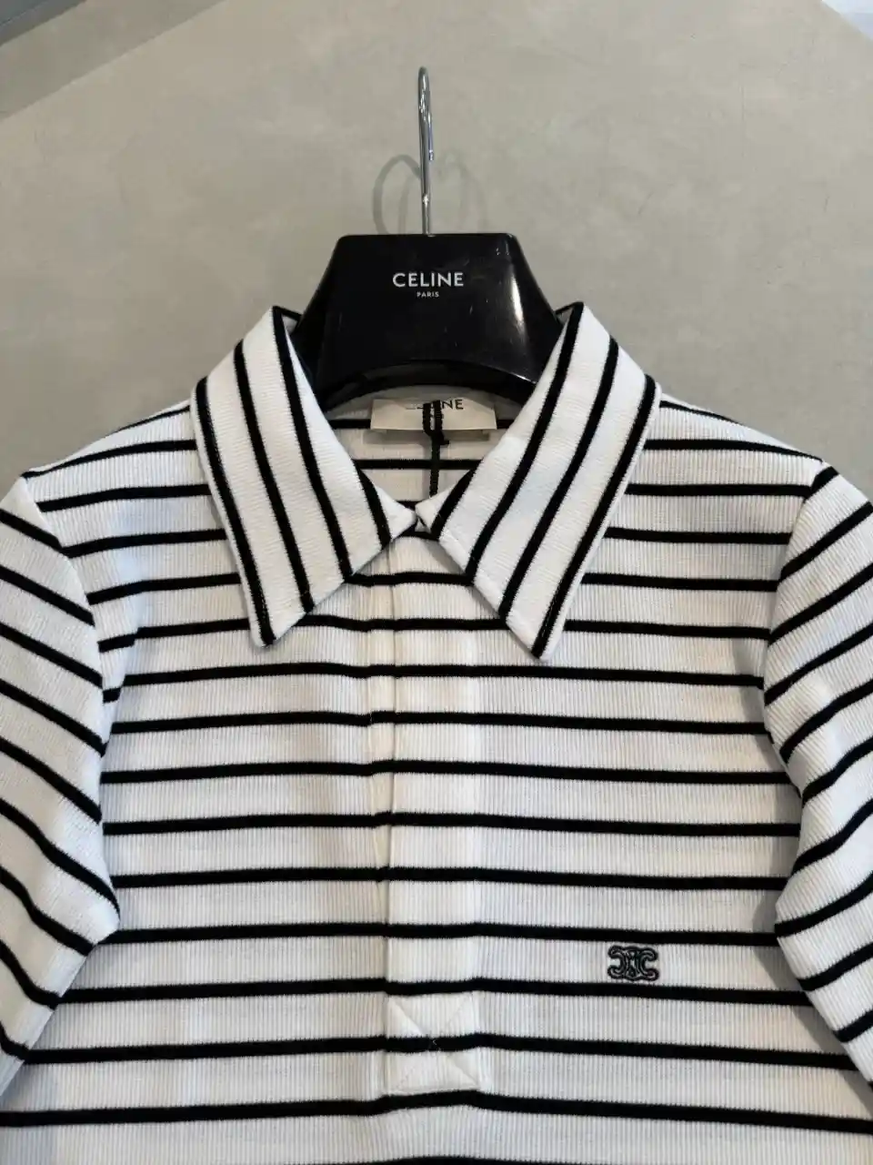 CELINE 셀린느 오프 화이트 블랙 스트라이프 실크 트리옹프 자수 폴로 셔츠 이미지 3