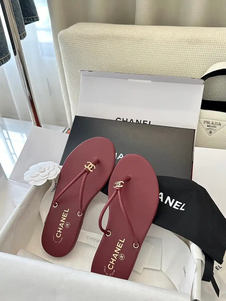 CHANEL 샤넬 통 크랙클 라미네이티드 카프스킨 쪼리 이미지 2