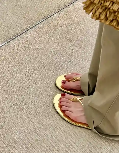 CHANEL 샤넬 통 크랙클 라미네이티드 카프스킨 쪼리 이미지 8