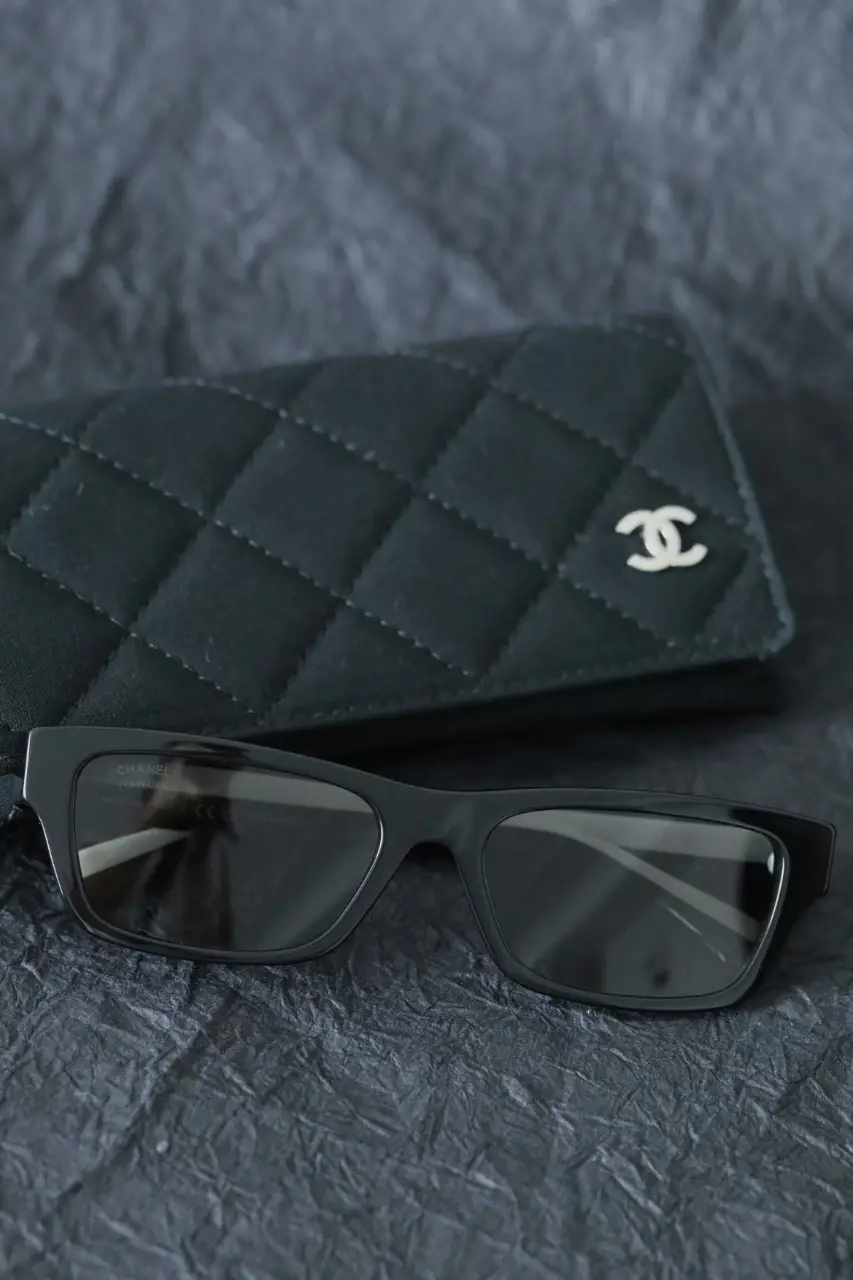CHANEL 샤넬 렉탱글 선글라스 아세테이트 & 블랙 이미지 1