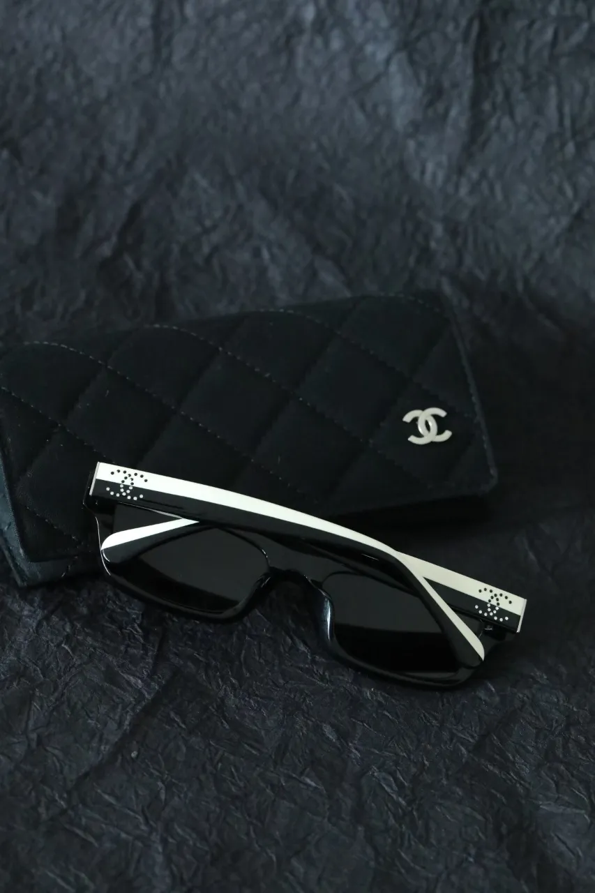 CHANEL 샤넬 렉탱글 선글라스 아세테이트 & 블랙 이미지 3