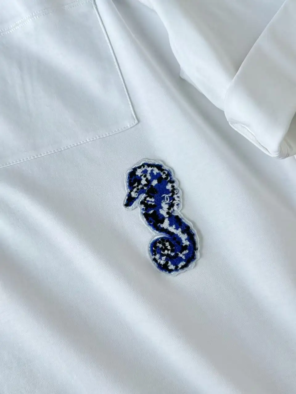 CHANEL 샤넬 코코 비치 2026 해마 포켓 반팔 티셔츠 이미지 4