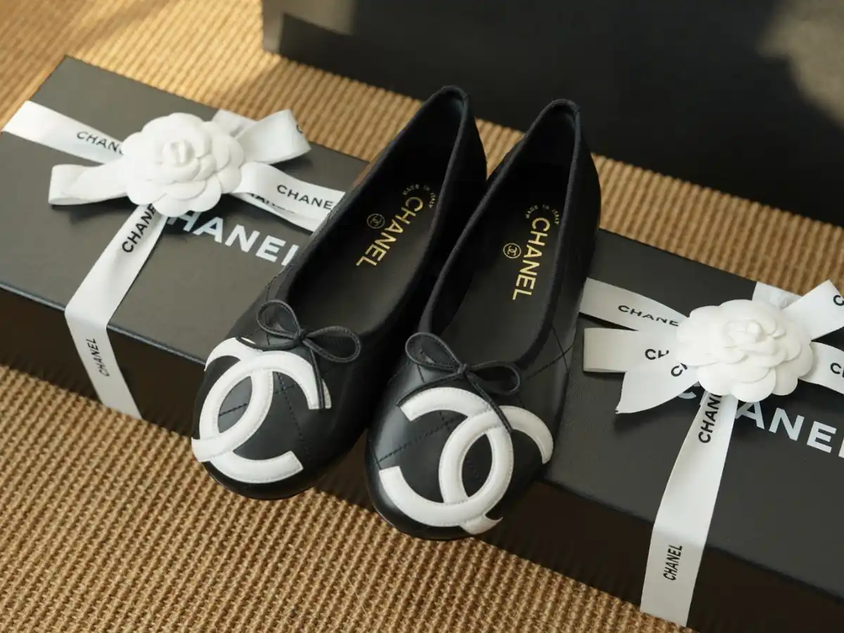 CHANEL 샤넬 깜봉 플랫 코코 비치 2026 이미지 3