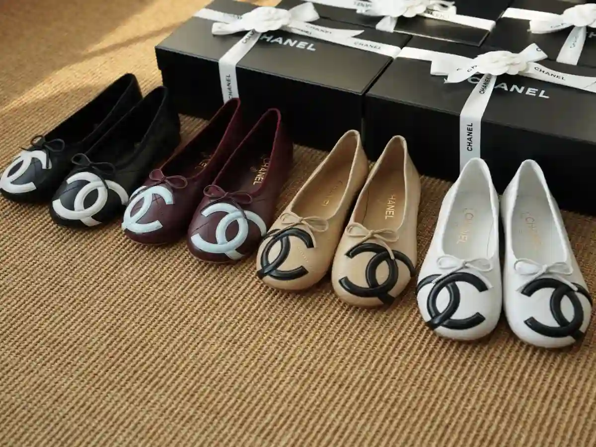 CHANEL 샤넬 깜봉 플랫 코코 비치 2026 이미지 2
