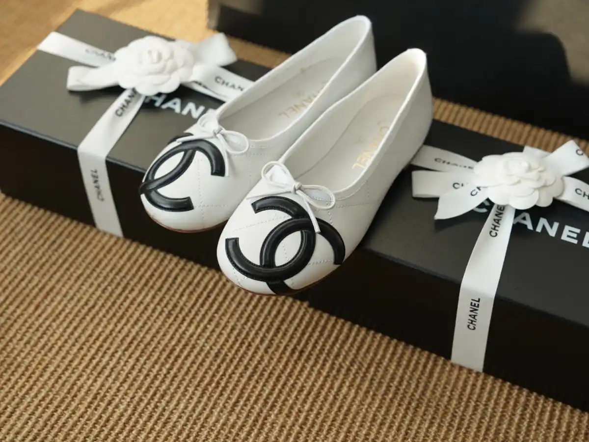 CHANEL 샤넬 깜봉 플랫 코코 비치 2026 이미지 6