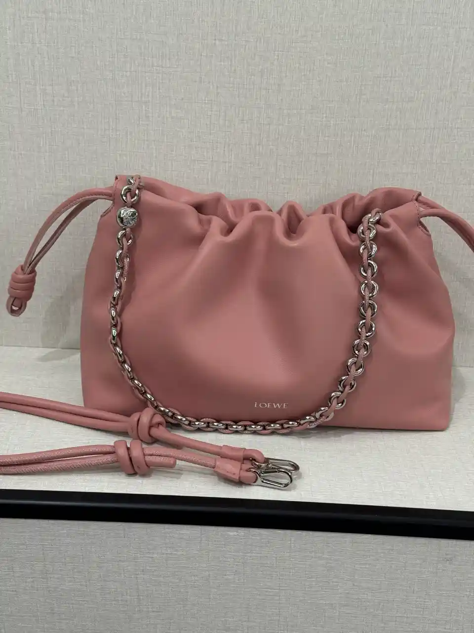 LOEWE 로에베 미디움 플라멘코 퍼스 백 인 멜로우 나파 램스킨 이미지 2